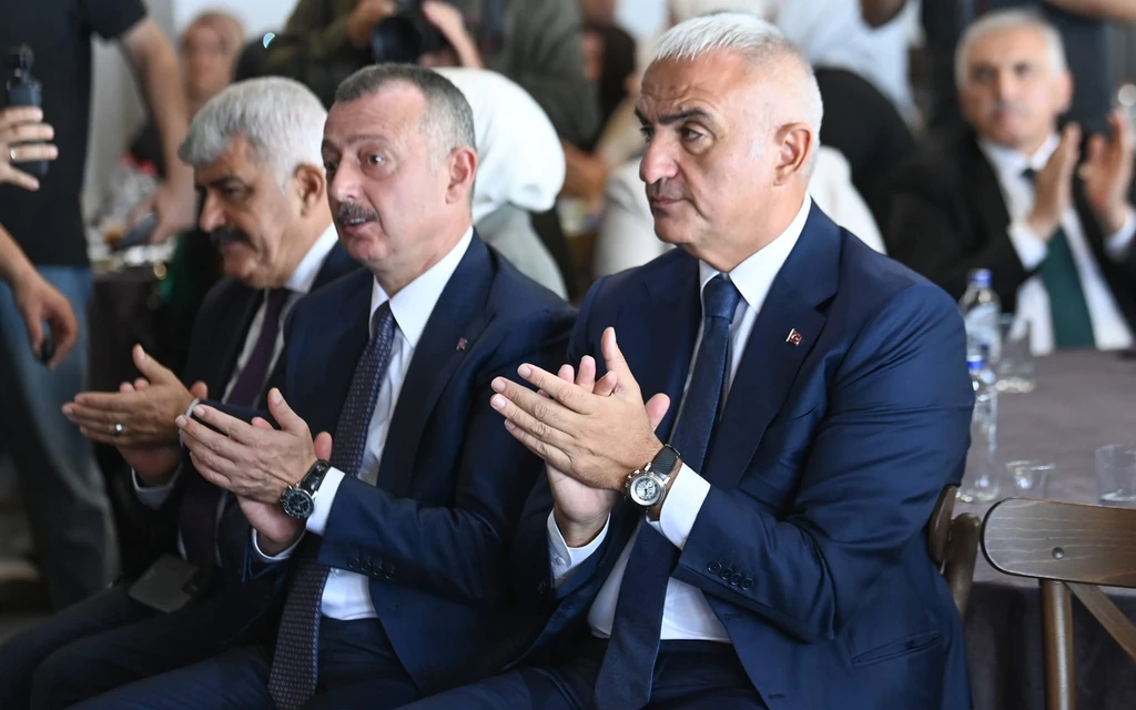 Bakan Ersoy'dan Türkiye turizmi ile ilgili mesaj: Turizm süper liginde zirveye talibiz